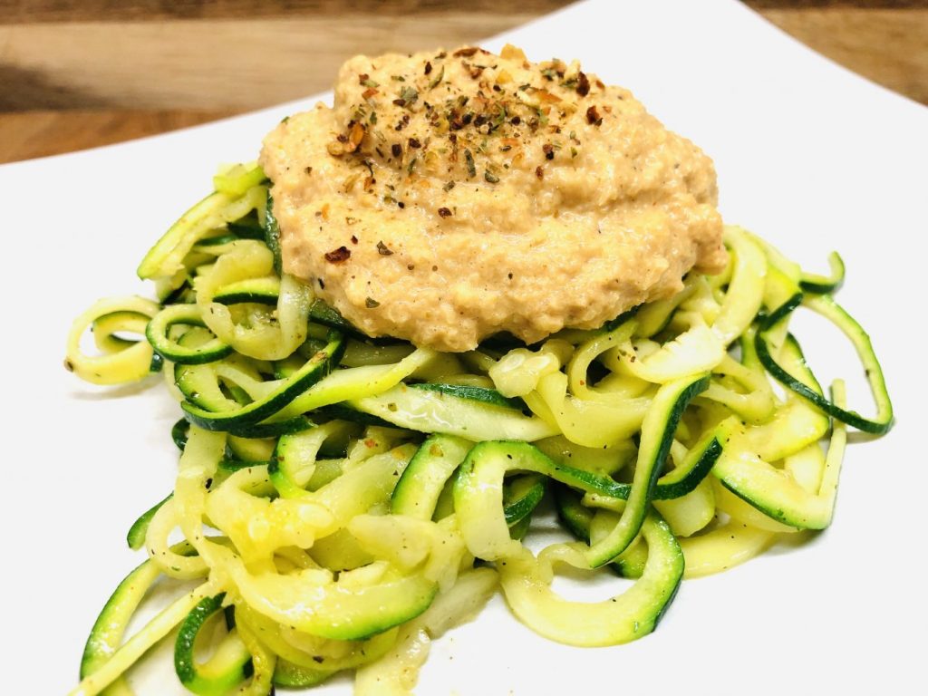 Zucchini Fettuccini mit Mandel Blumenkohl Sauce Alfredo
