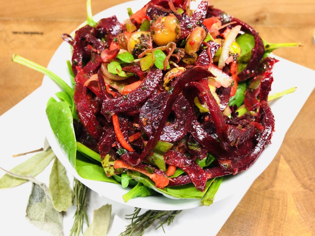 Karotten und Rote Bete Salat mit Spinat und Sprossen