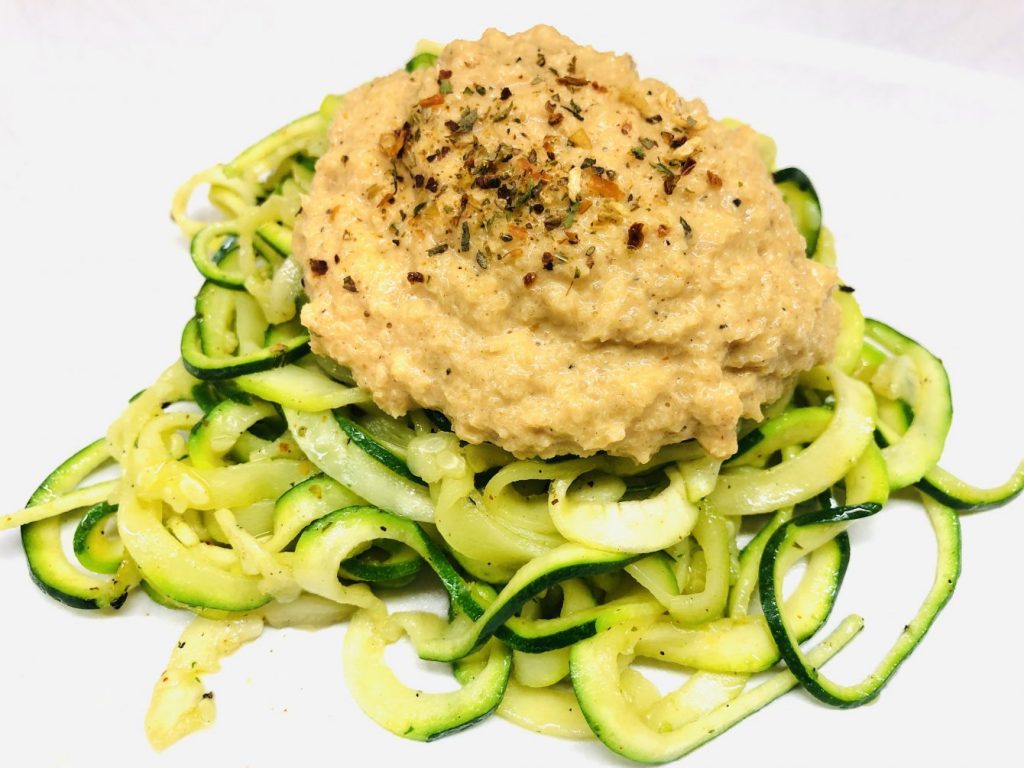 Zucchini Fettuccini mit Mandel Blumenkohl Sauce Alfredo