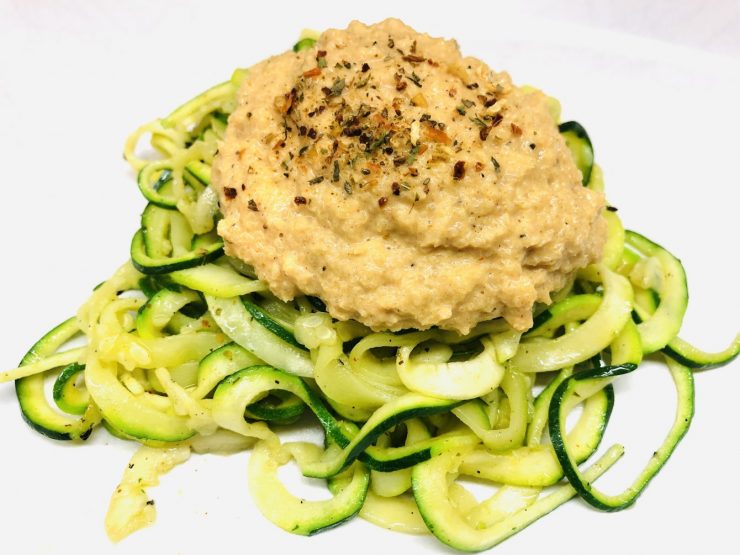 Zucchini Fettuccini mit Mandel Blumenkohl Sauce Alfredo