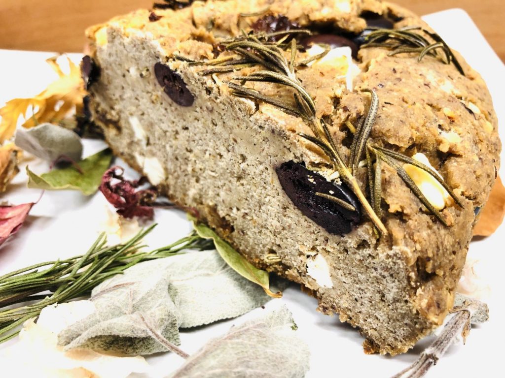 Buchweizen Brot mit Tomaten, Oliven und Kräutern