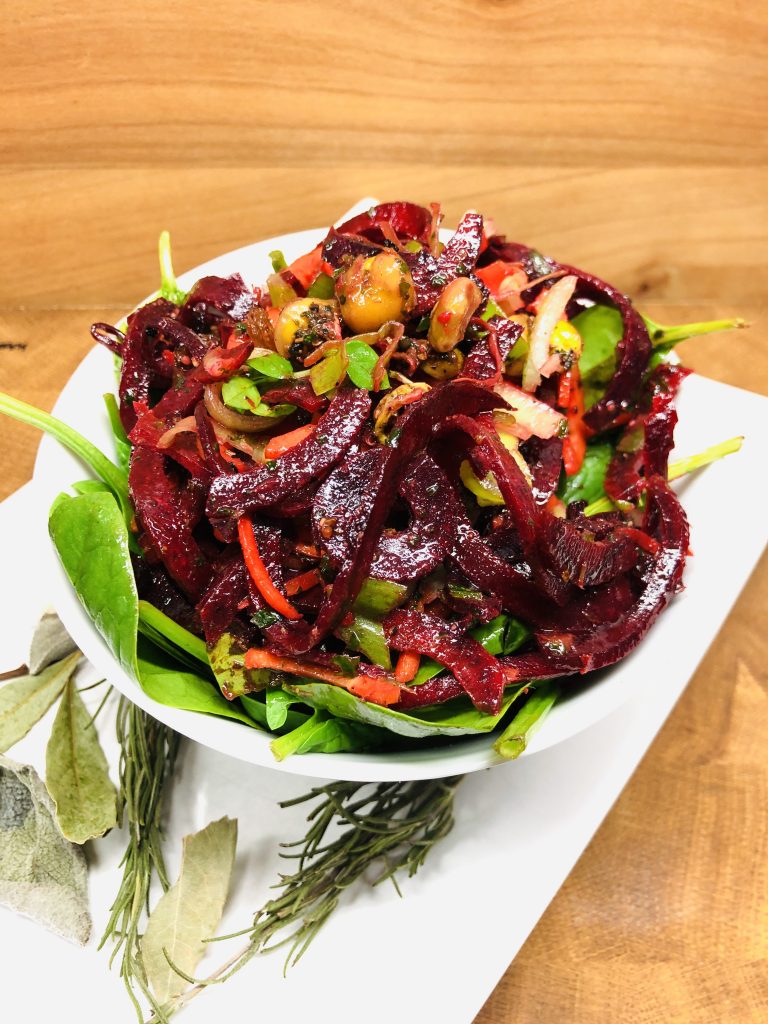 Karotten und Rote Bete Salat mit Spinat und Sprossen