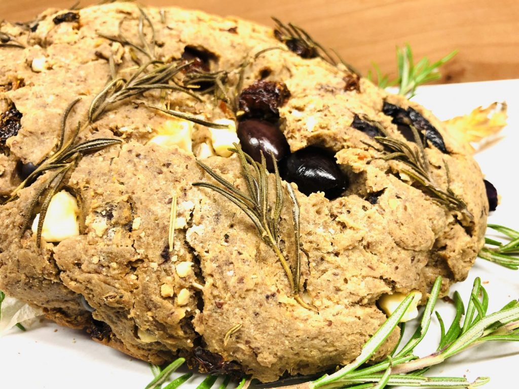 Buchweizen Brot mit Tomaten, Oliven und Kräutern