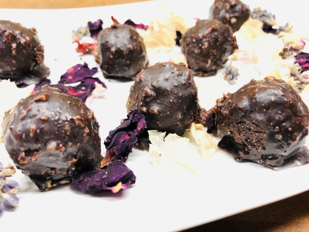 Schoko Haselnuss Kugeln mit Schokoglasur (Fake Ferrero Rocher)