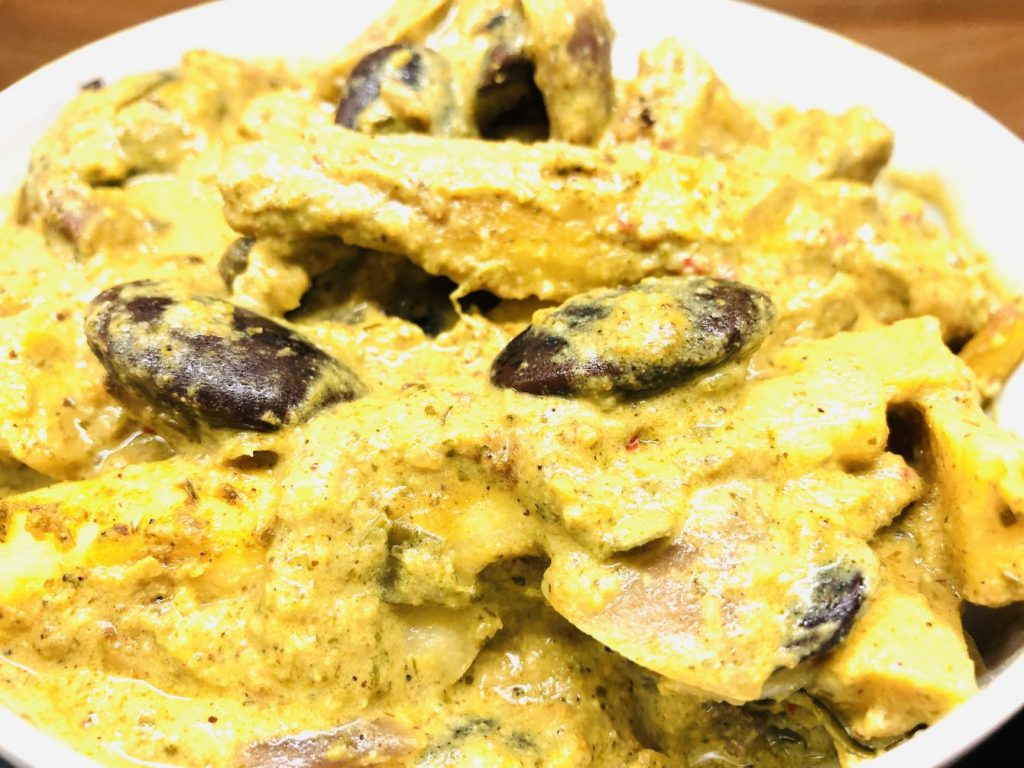 Kokos Pastinaken mit schwarzen Bohnen
