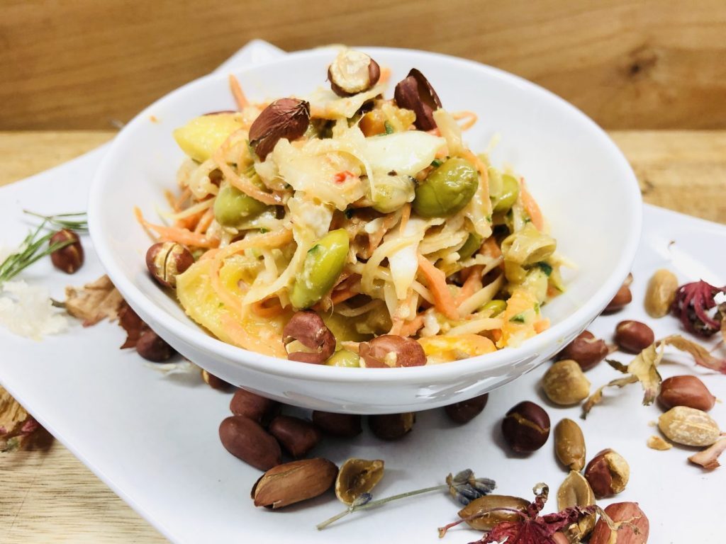 Asia Salat mit Edamame und Erdnuss Sauce