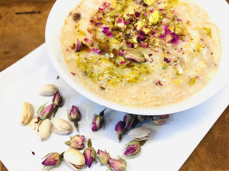 Reis Pudding mit Pistazien und Rosenblättern