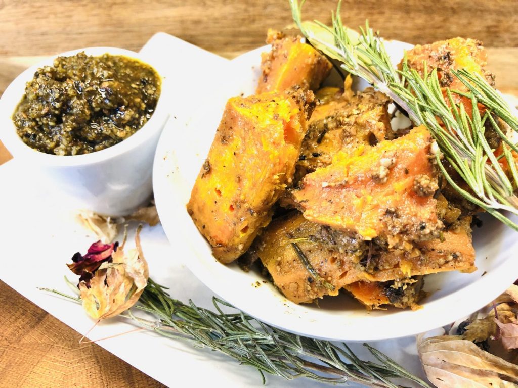 Geröstete SüßKartoffeln mit Kräuter Nuss Marinade