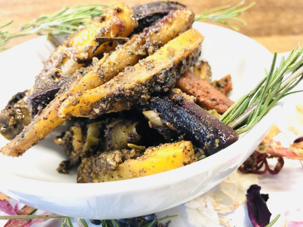 Geröstete bunte Karotten mit Dukkah und Honig