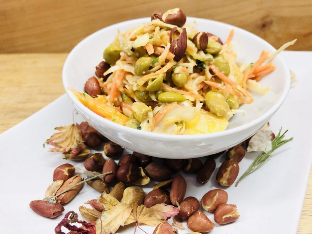 Asia Salat mit Edamame und Erdnuss Sauce