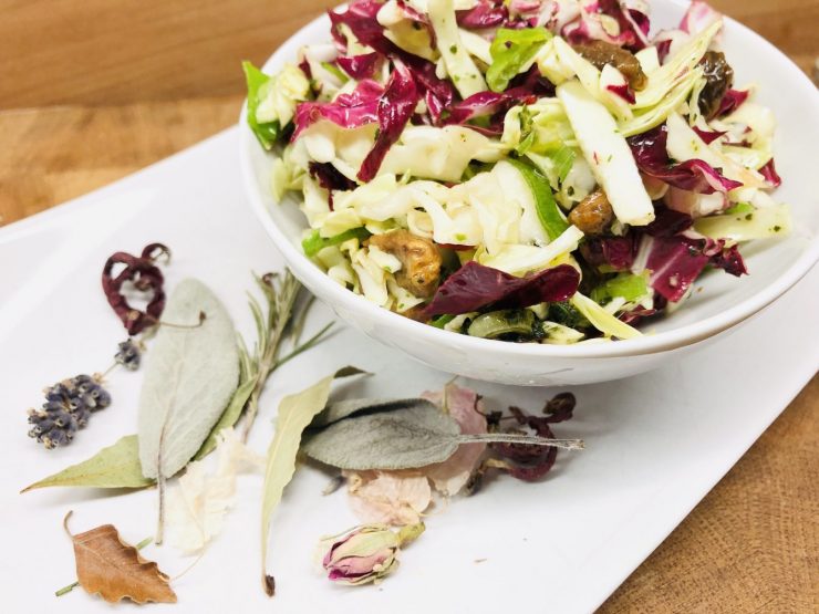 Spitzkohl Radicchio Salat mit Aprikosen Senf Dressing