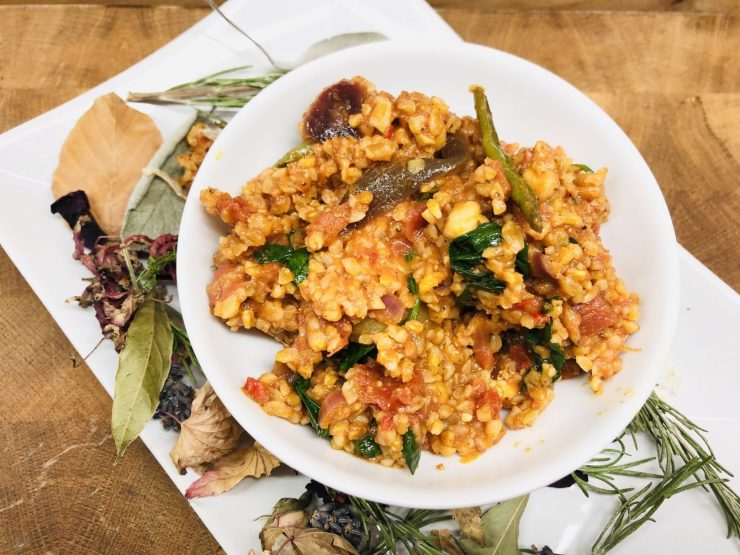 Bulgur mit Tomaten und Kichererbsen