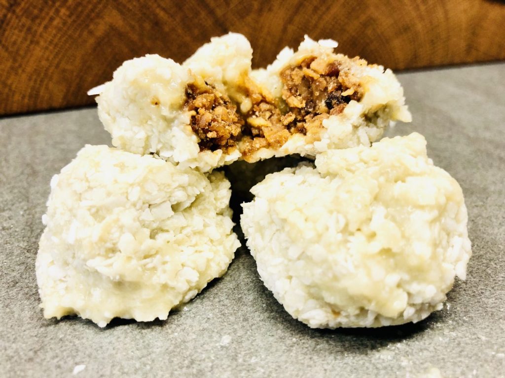 Klepon Klebreis Bällchen mit Pandan Jaggery Kokos Füllung