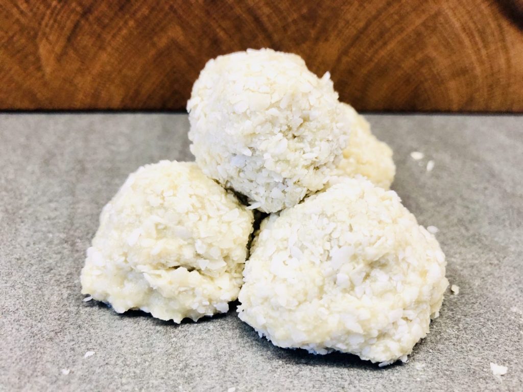Klepon Klebreis Bällchen mit Pandan Jaggery Kokos Füllung 