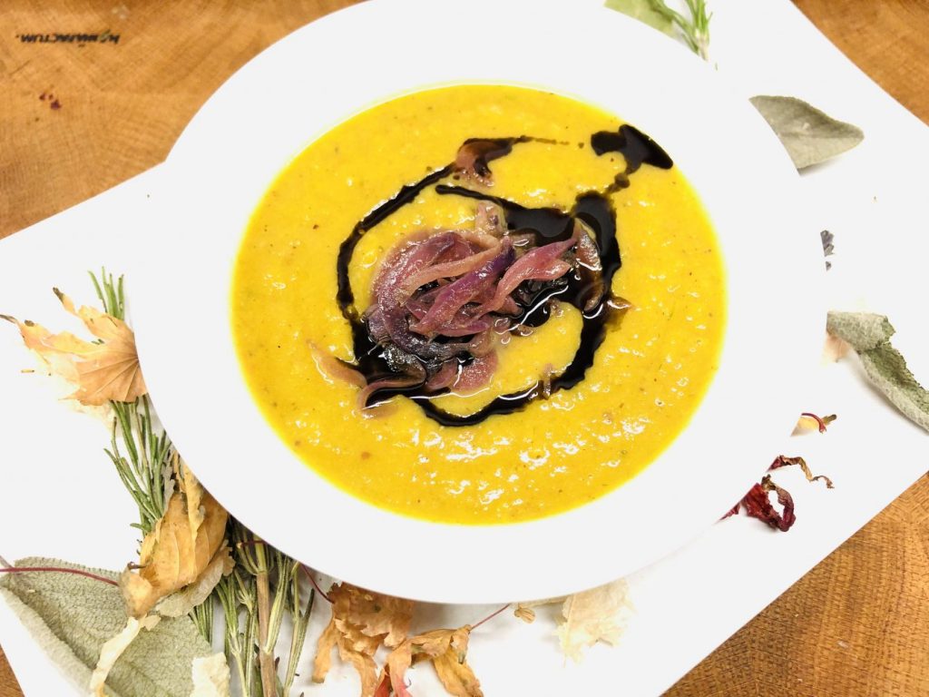 Süßkartoffel Lauchsuppe mit Apfel und karamellisierten Zwiebeln