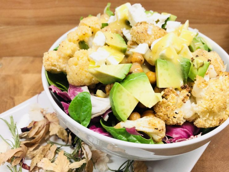 Gerösteter Blumenkohl Salat mit Kichererbsen und Avocado