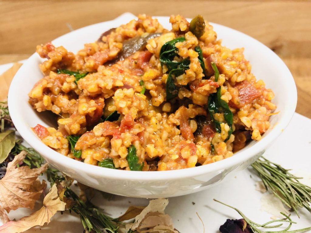 Bulgur mit Tomaten und Kichererbsen