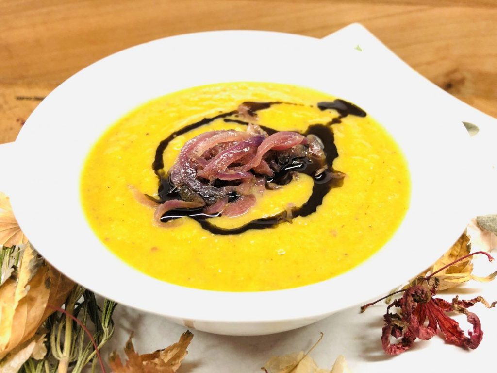 Süßkartoffel Lauchsuppe mit Apfel und karamellisierten Zwiebeln