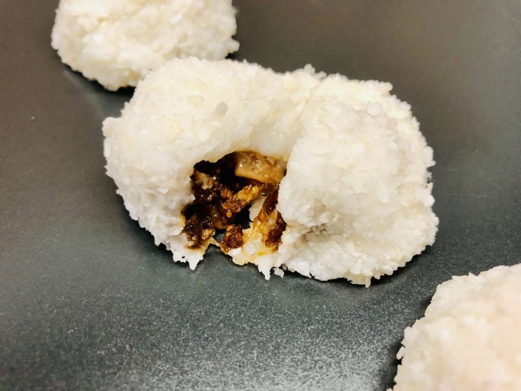 Klepon Klebreis Bällchen mit Pandan Jaggery Kokos Füllung