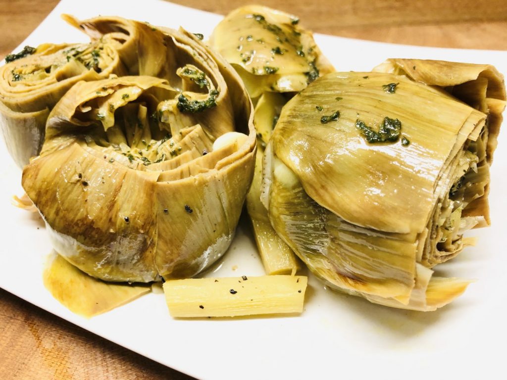 Artischoken mit Zitronen und Knoblauch
