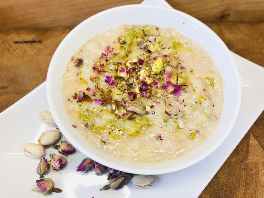 Reis Pudding mit Pistazien und Rosenblättern
