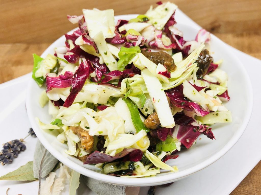 Spitzkohl Radicchio Salat mit Aprikosen Senf Dressing