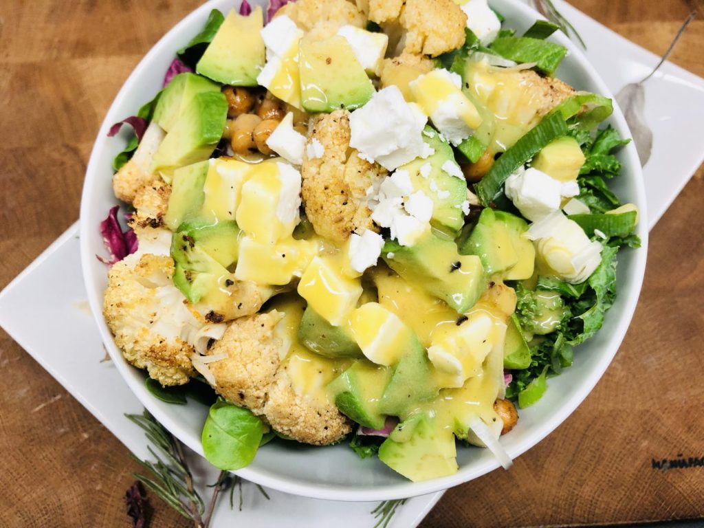 Gerösteter Blumenkohl Salat mit Kichererbsen und Avocado
