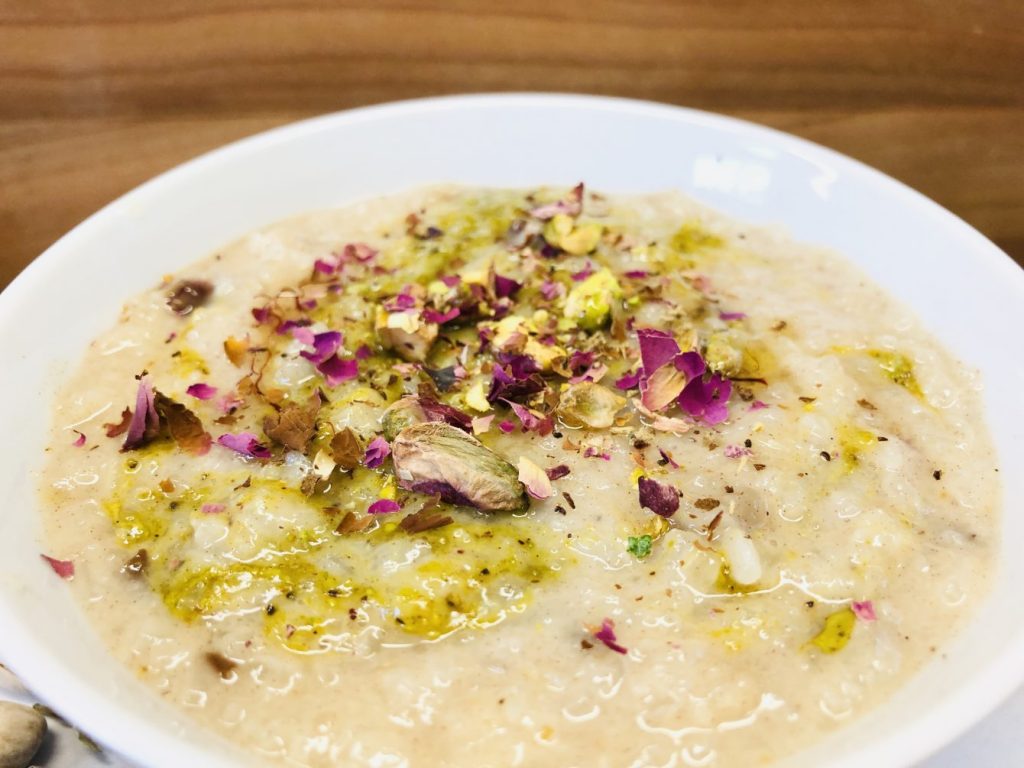 Reis Pudding mit Pistazien und Rosenblättern