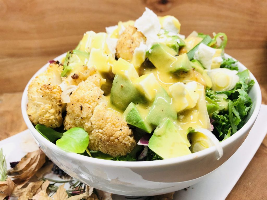 Gerösteter Blumenkohl Salat mit Kichererbsen und Avocado 