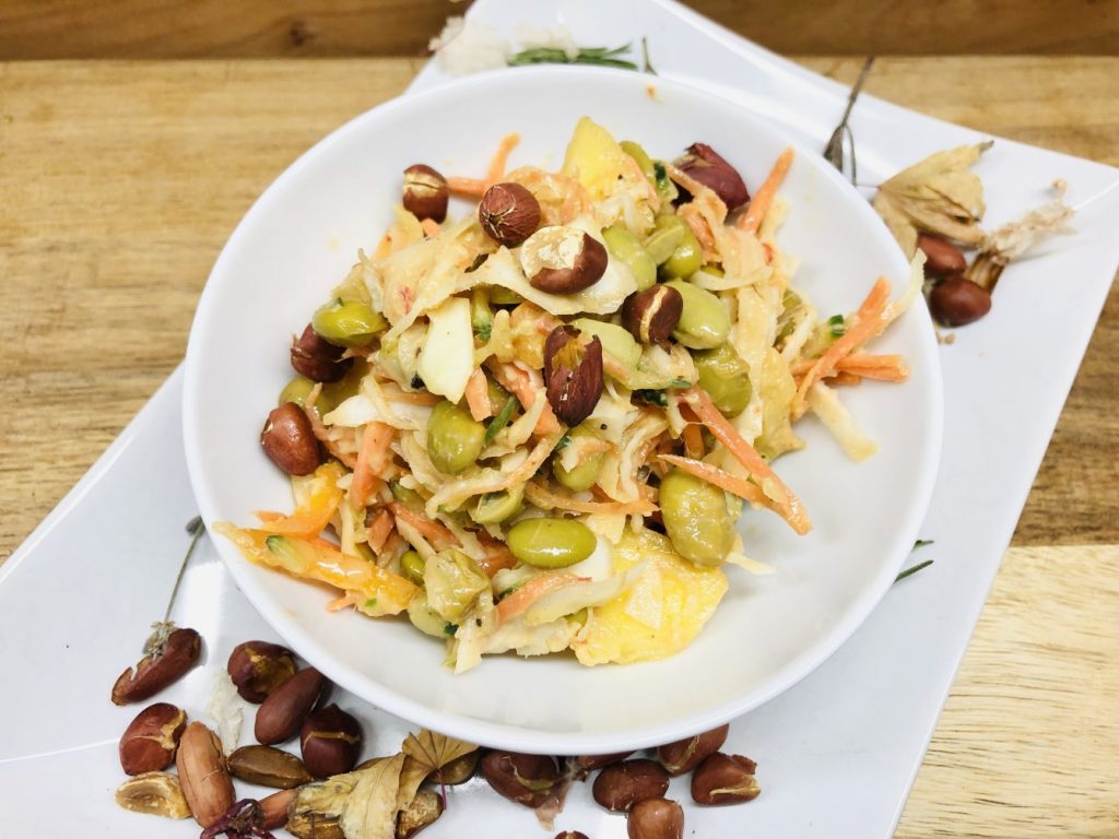 Asia Salat mit Edamame und Erdnuss Sauce
