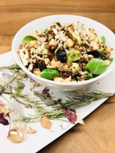Quinoa Salat mit Kichererbsen und Feldsalat