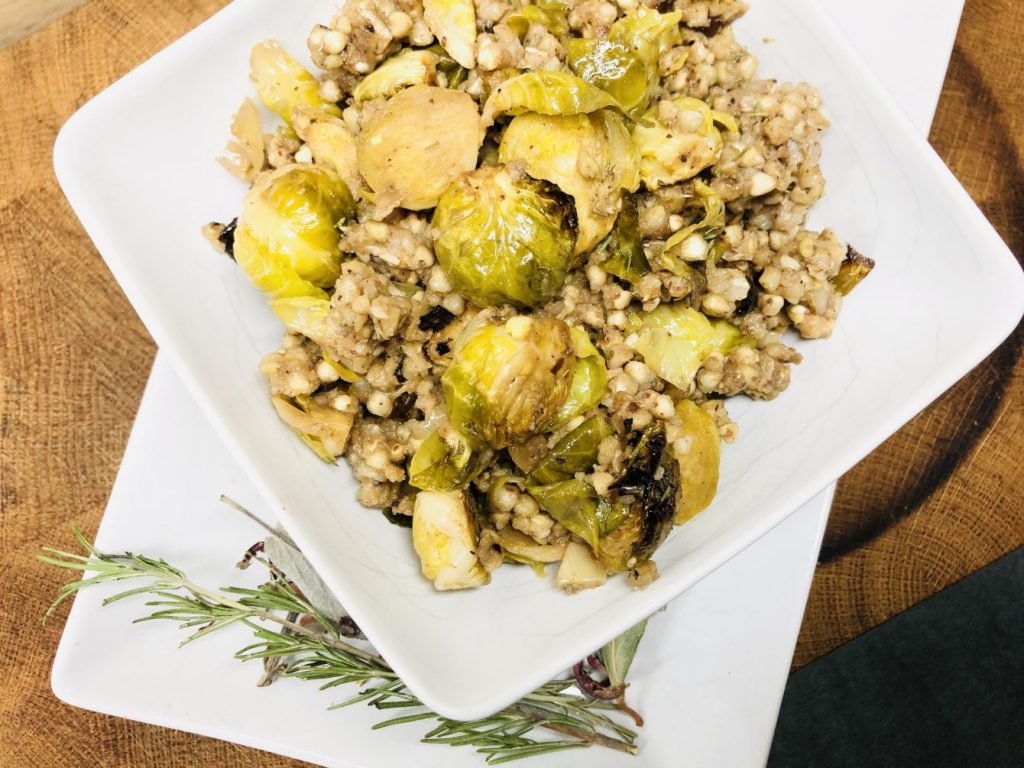 Buchweizen Salat mit geröstetem Rosenkohl in Honig Senf Marinade