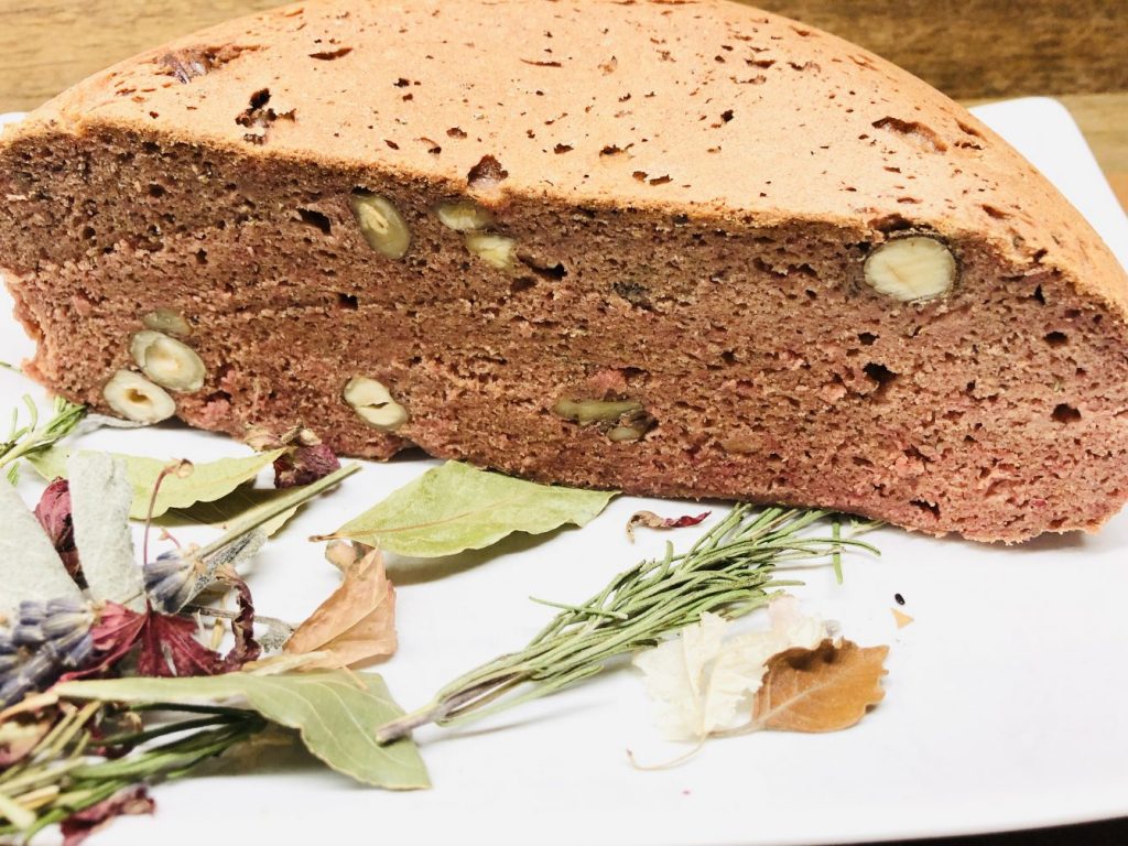 Rote Bete Brot mit Haselnüssen