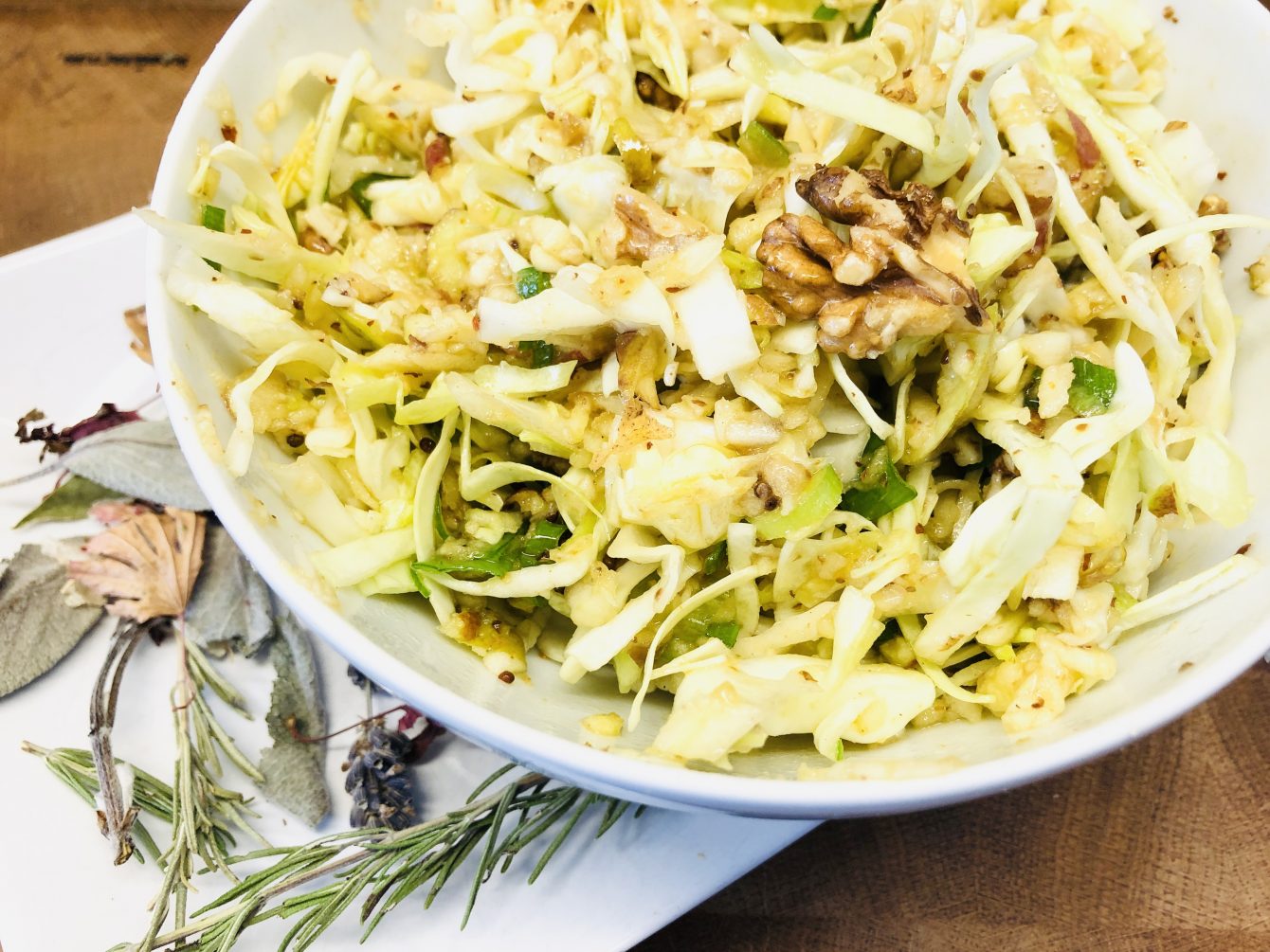 Apfel Krautsalat mit Walnüssen und Honig Ingwer Dressing - Leckerlife