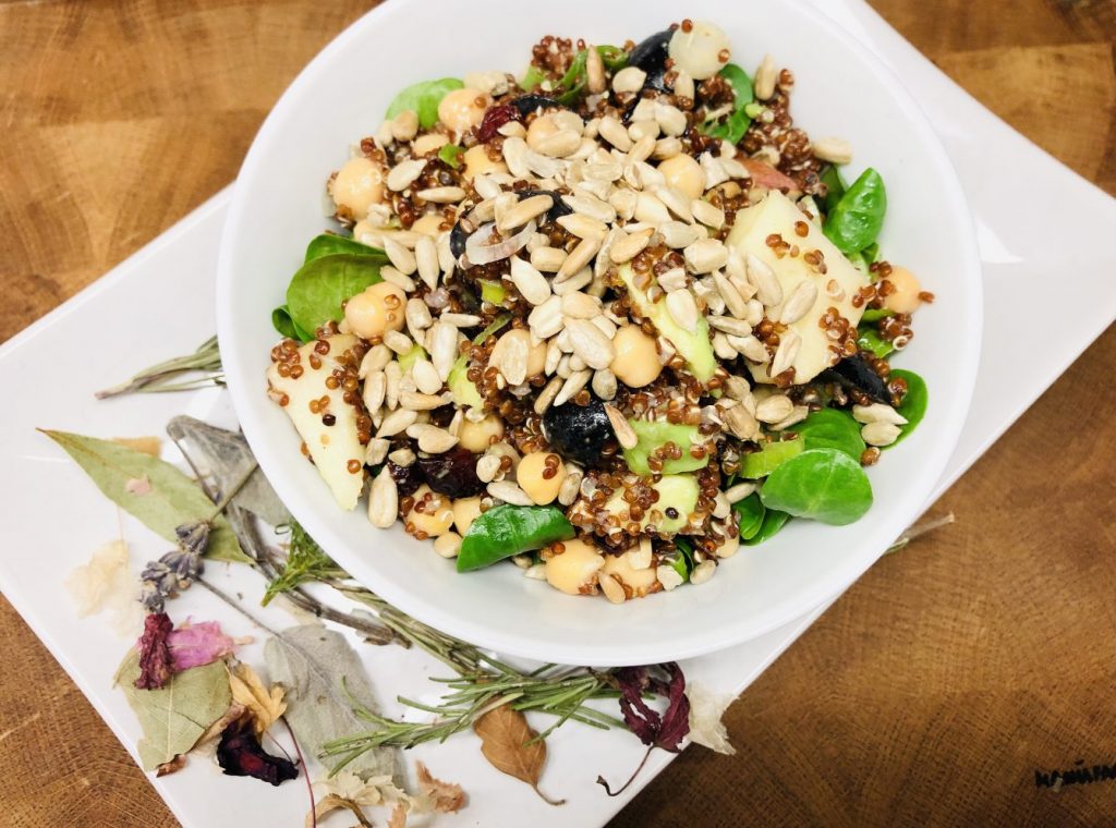 Quinoa Salat mit Kichererbsen und Feldsalat 