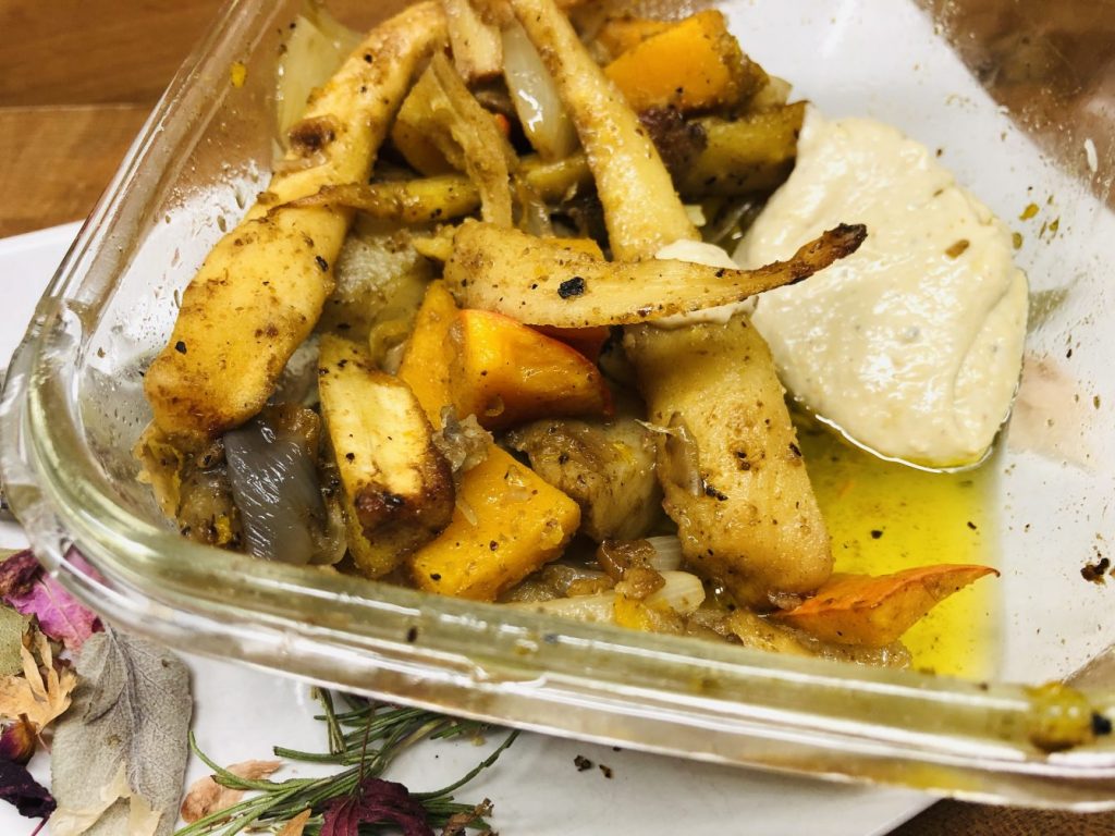 Geröstete Pastinaken und Topinambur mit Orangen Tahini Sauce