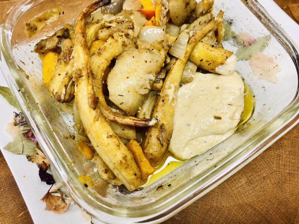 Geröstete Pastinaken und Topinambur mit Orangen Tahini Sauce