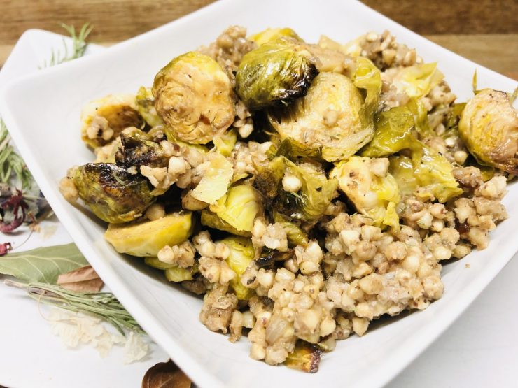 Buchweizen Salat mit geröstetem Rosenkohl in Honig Senf Marinade