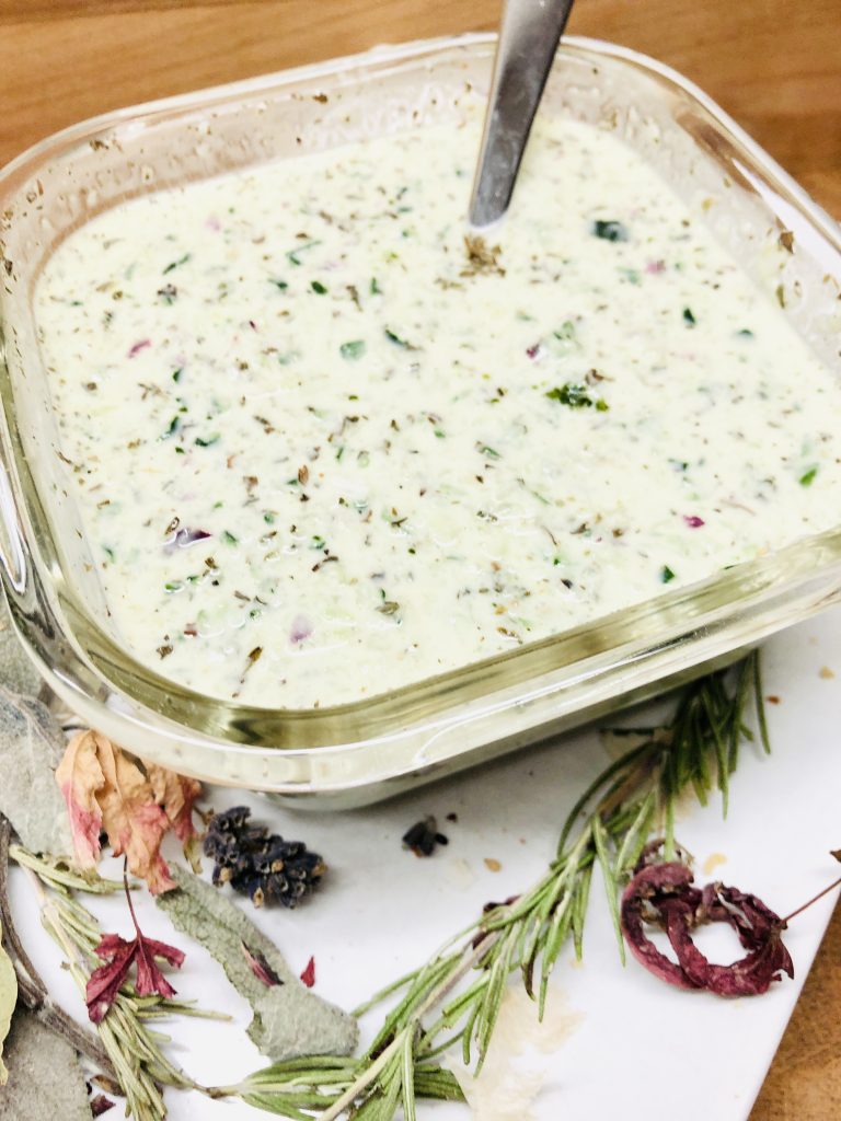 Gurken Raita mit roten Zwiebeln