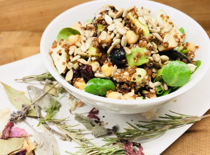 Quinoa Salat mit Kichererbsen und Feldsalat