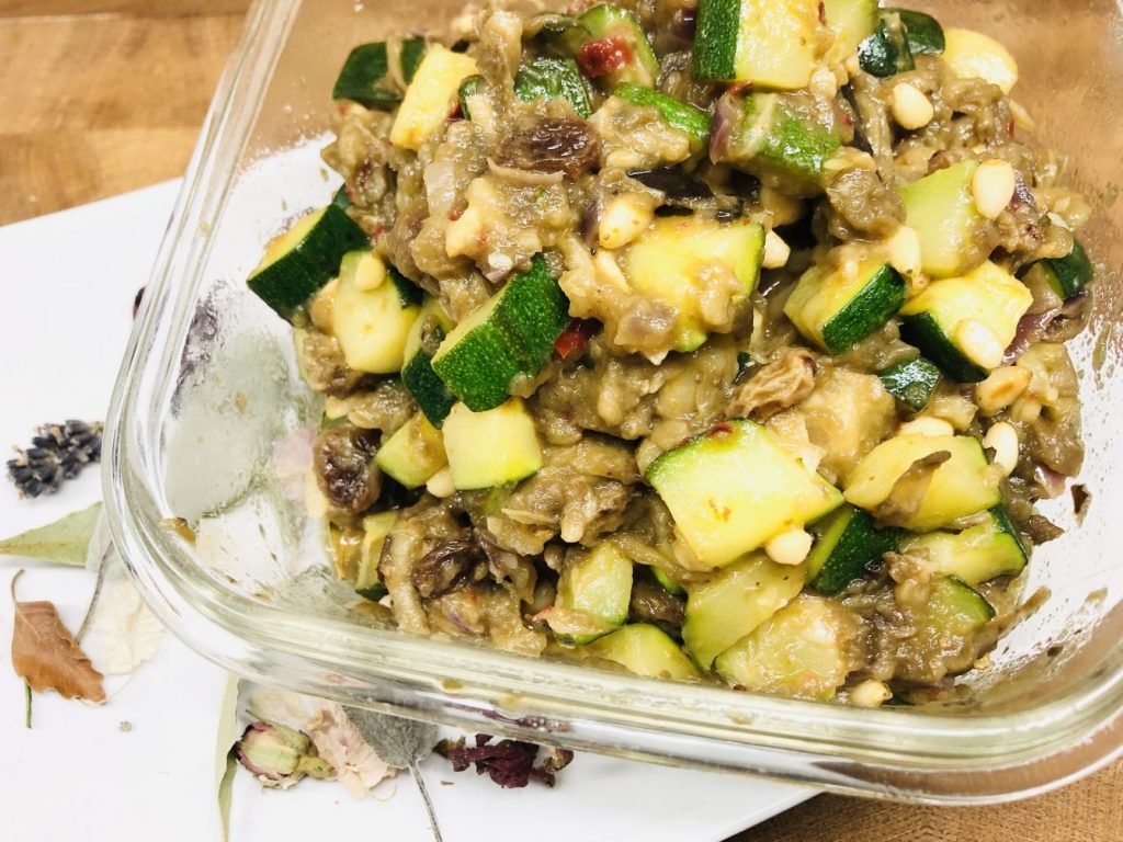 Auberginen mit Rosinen und Pinienkernen 