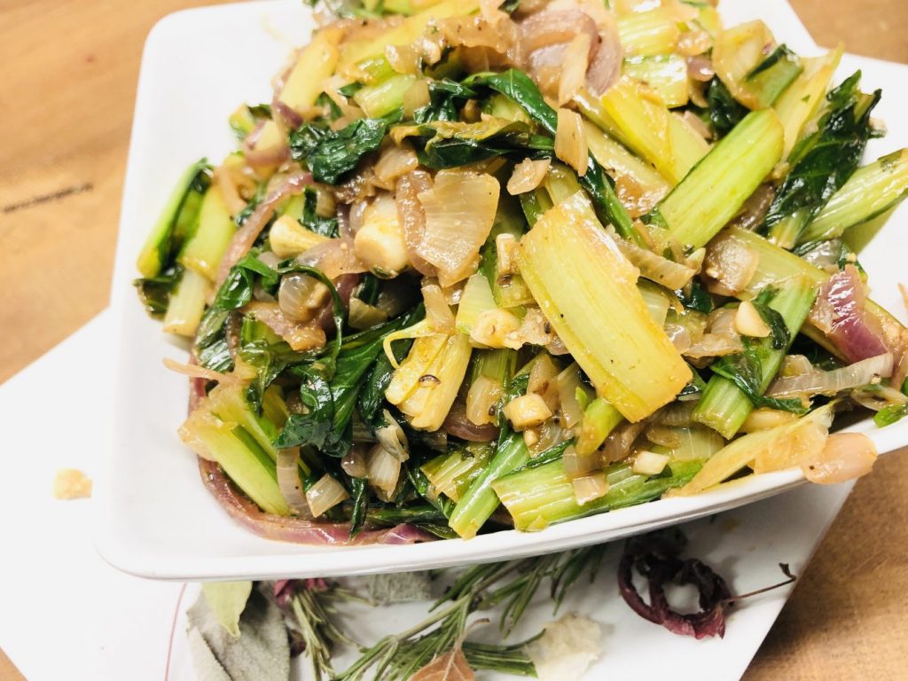 Hindbeh Catalogna mit karamellisierten Zwiebeln