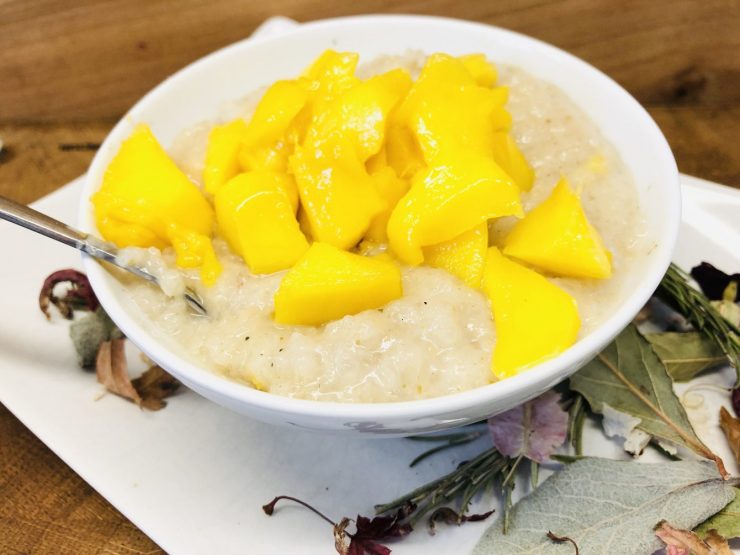 Sticky Reis Porridge mit Mango