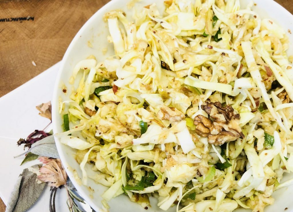 Spitzkohl Apfel Salat mit Walnüssen