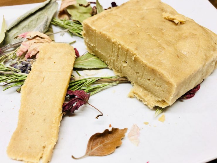 Veganer Pecorino Käse am Stück aus Cashews und Pinienkernen