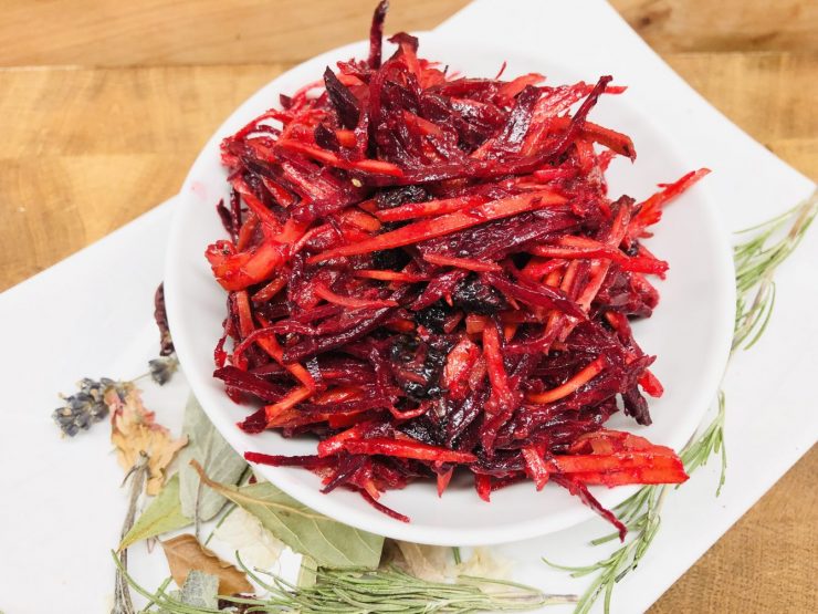 Karotten und Rote Bete Salat mit Maulbeeren