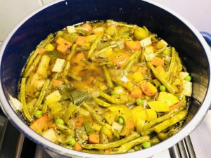 Einfache vegane Gemüse Suppe