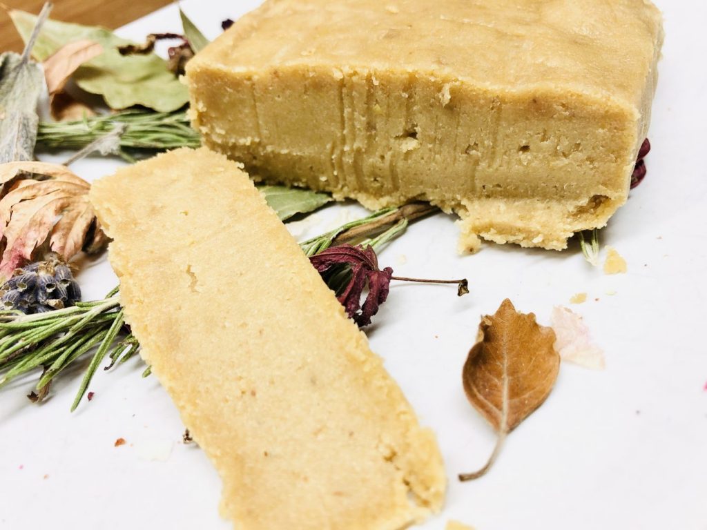 Veganer Pecorino Käse am Stück aus Cashews und Pinienkernen