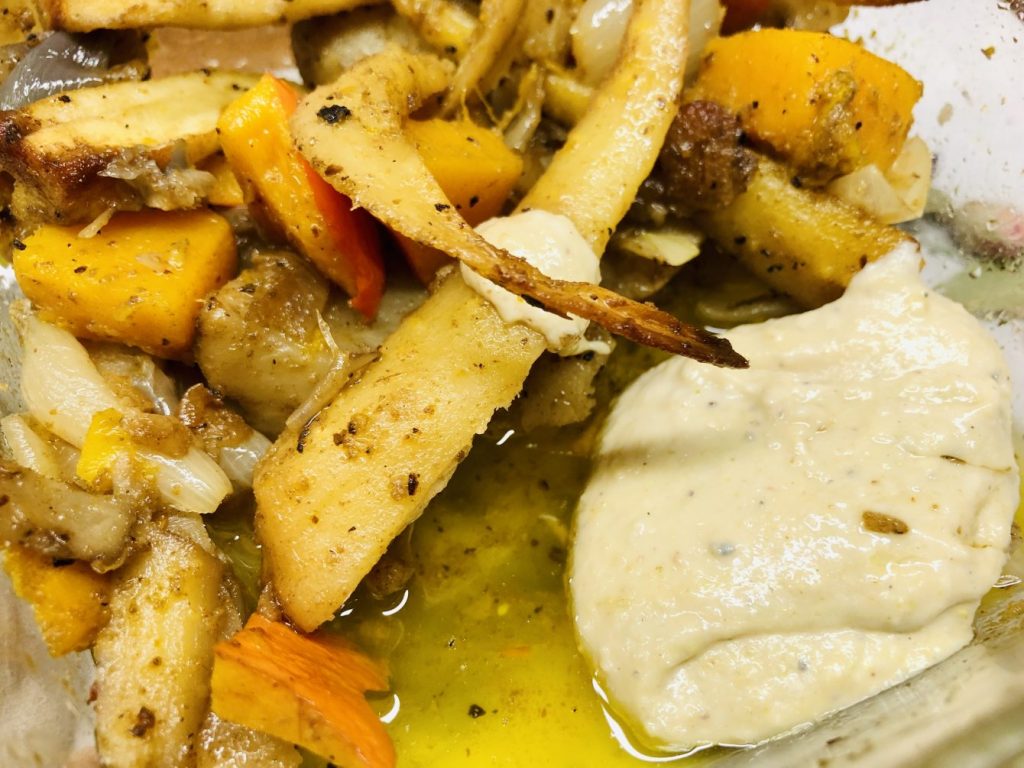 Geröstete Pastinaken und Topinambur mit Orangen Tahini Sauce