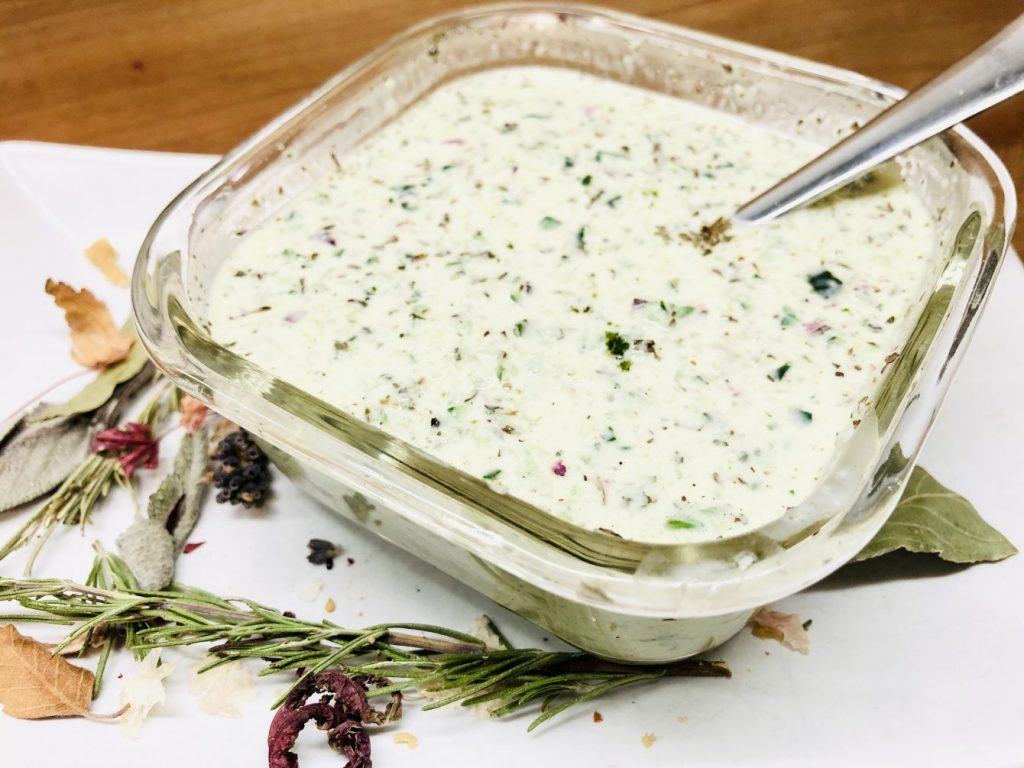 Gurken Raita mit roten Zwiebeln